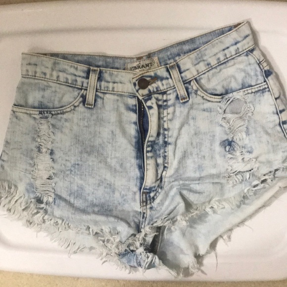 Vibrant Pants - Distressed light wash high rise shorts